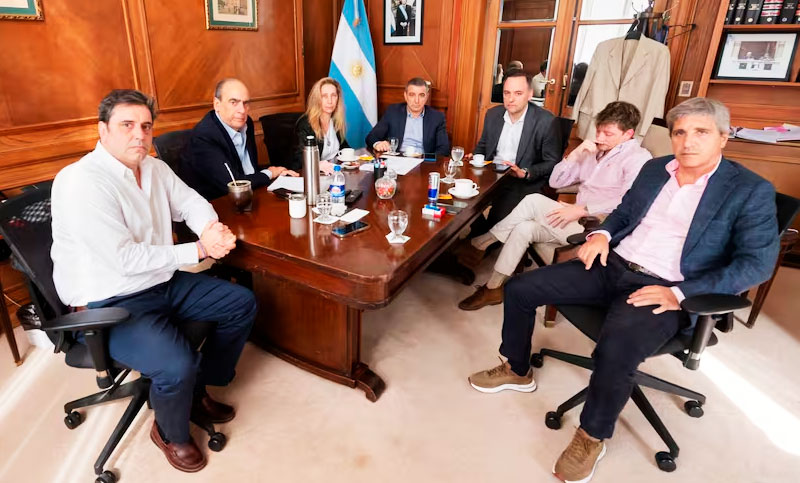 El Gobierno inició negociaciones para que empresas privadas operen Aerolíneas Argentinas