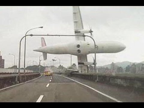 Cae avión en Taiwan con 58 pasajeros abordo