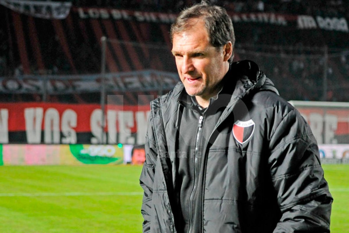 Darío Franco dejó de ser el entrenador de Colón