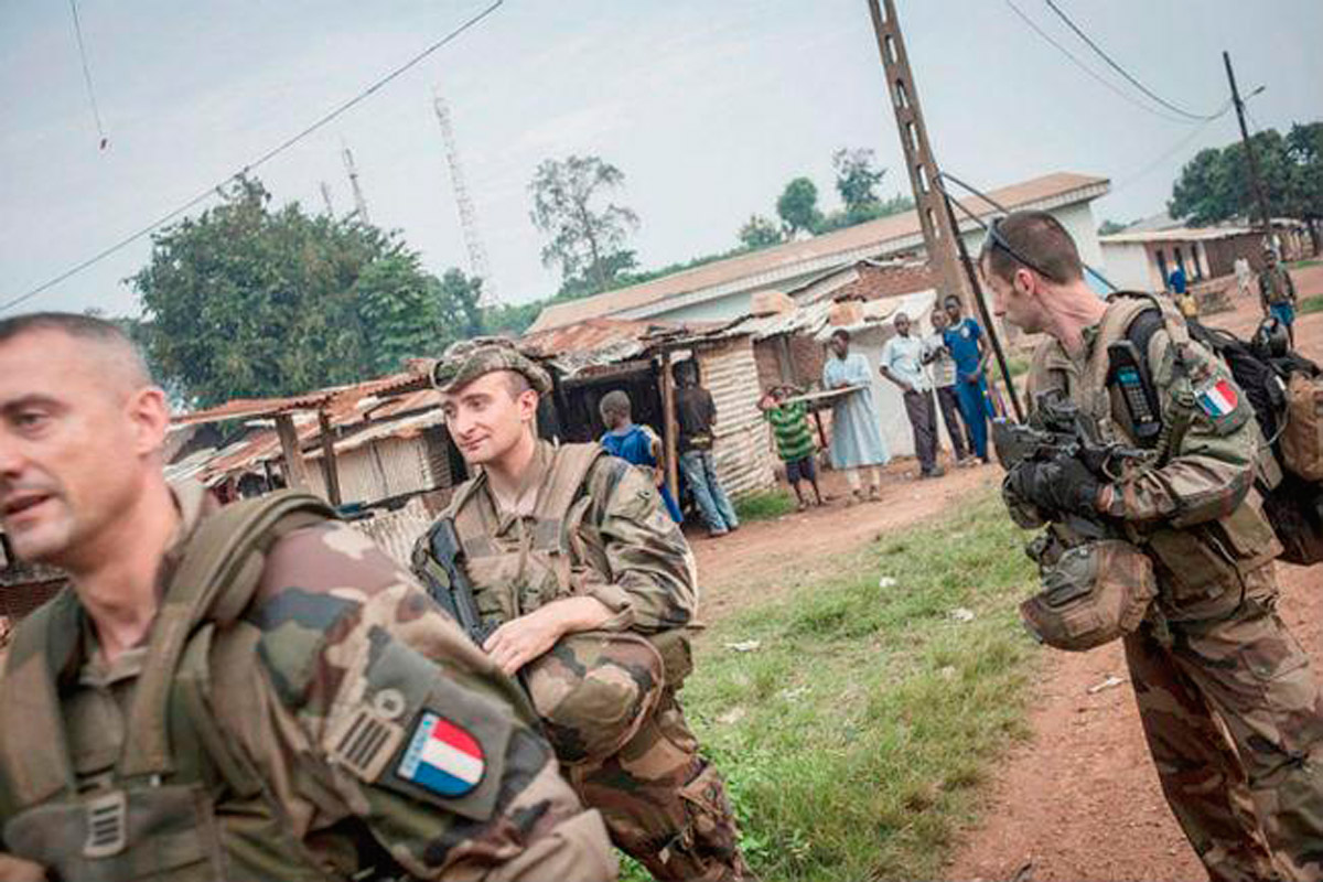 Investigaran a militares franceses por abusos