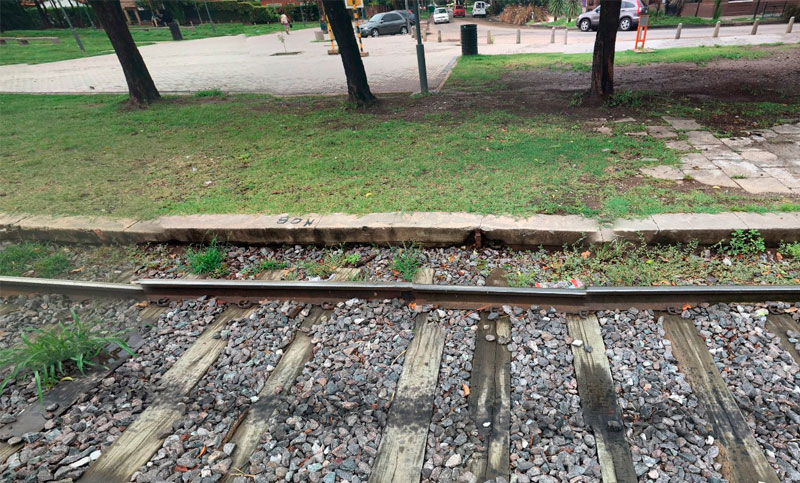 Fisherton: encuentran el cuerpo de un joven sobre las vías del tren