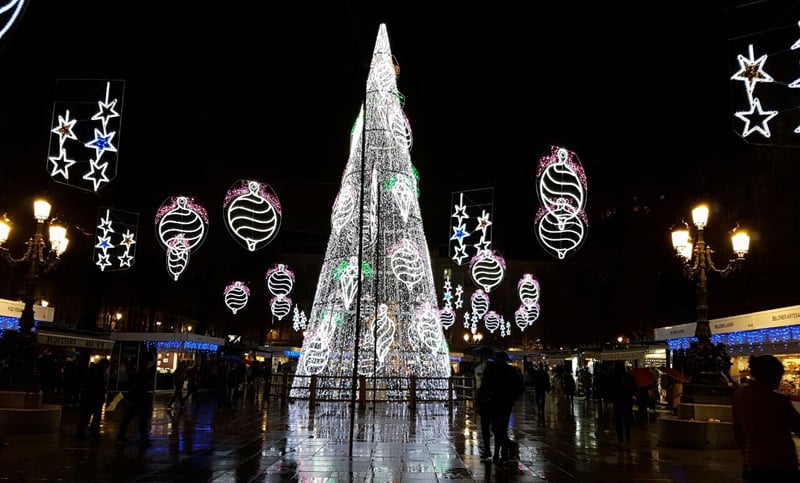 Luces, color y un acentuado fervor religioso en Sevilla