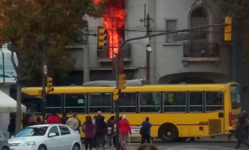 Se incendió una vivienda en barrio Echesortu y una mujer resultó herida