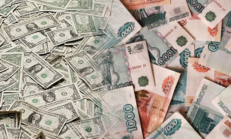 Economistas aseguran que si Rusia rechaza el dólar, la moneda colapsará