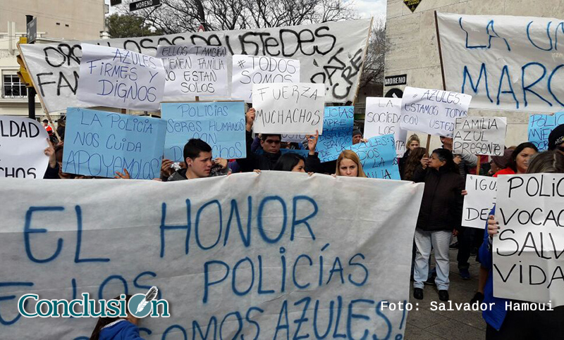 Familiares marcharon para que liberen a los 18 policías imputados por balacera