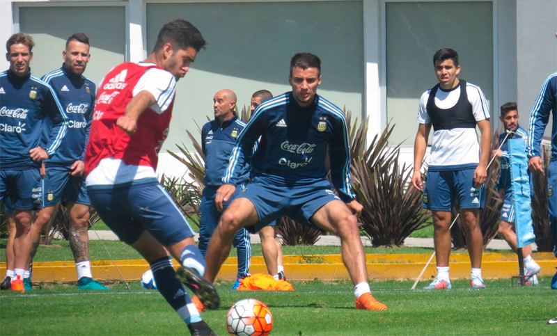 El plantel argentino está “entero en lo anímico” de cara al decisivo partido contra Ecuador