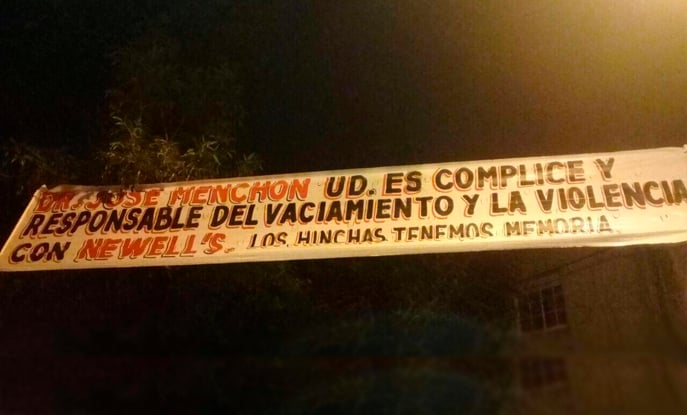 Apareció un pasacalle frente a la casa de José Menchón