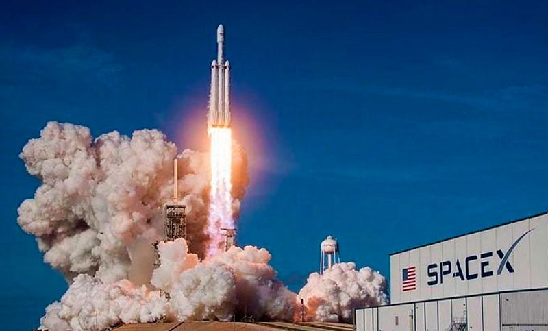 Space X puso en órbita un satélite para mejorar el acceso a internet