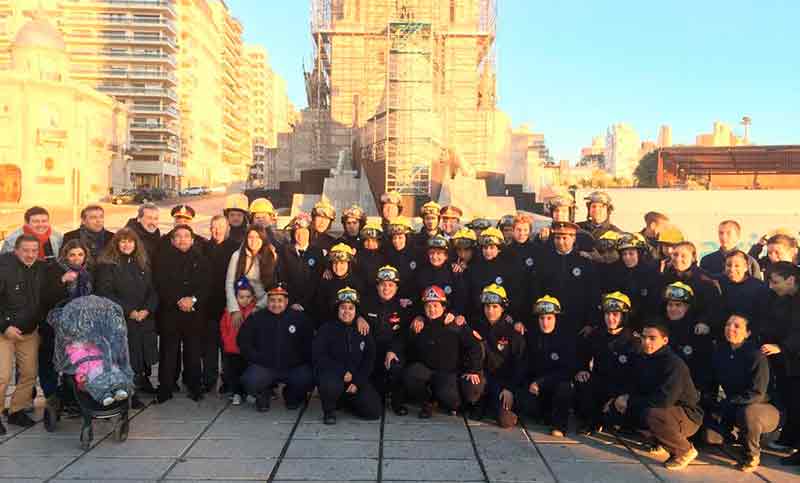 Día Nacional del Bombero Voluntario: celebración en el Monumento a la Bandera