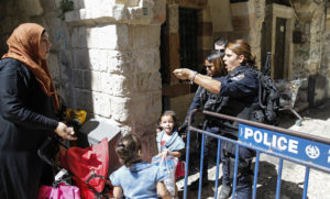 Policía israelí selló puertas de una mezquita después de enfrentarse con musulmanes que oraban