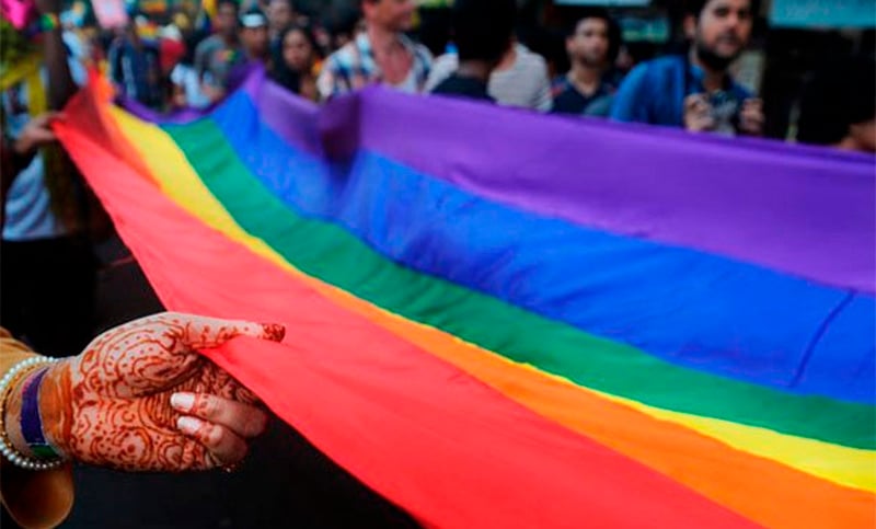 Apalean a una pareja de homosexuales en una región favorable a la sharía en Indonesia