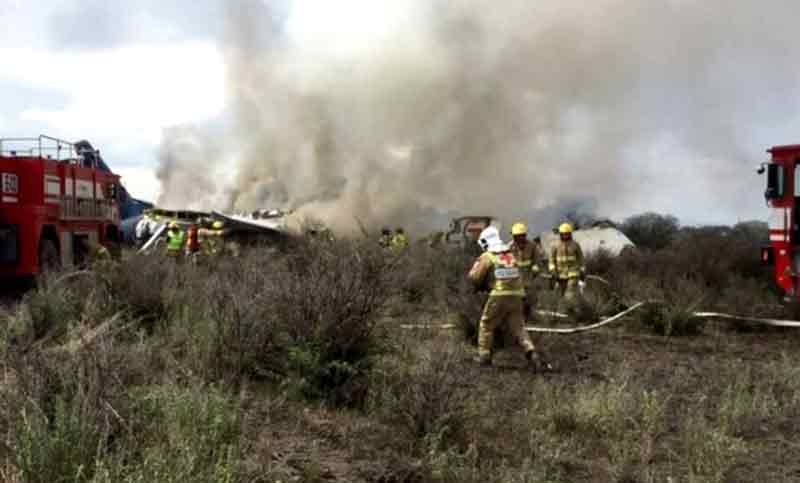 Un centenar de pasajeros sobreviven al desplome de un avión en México