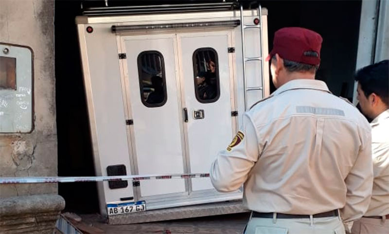 Se derrumbó el piso de su galpón, cayó y se salvó de milagro