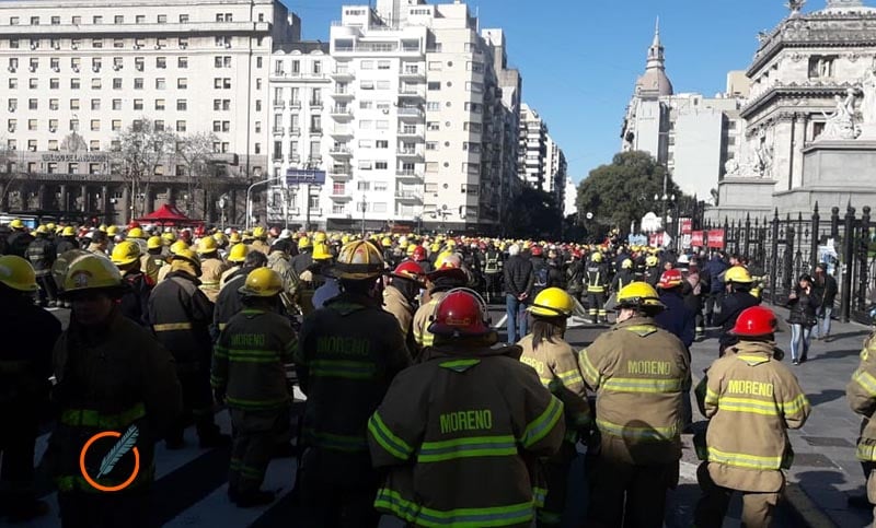 Cientos de bomberos exigieron subsidios adeudados por el Gobierno nacional