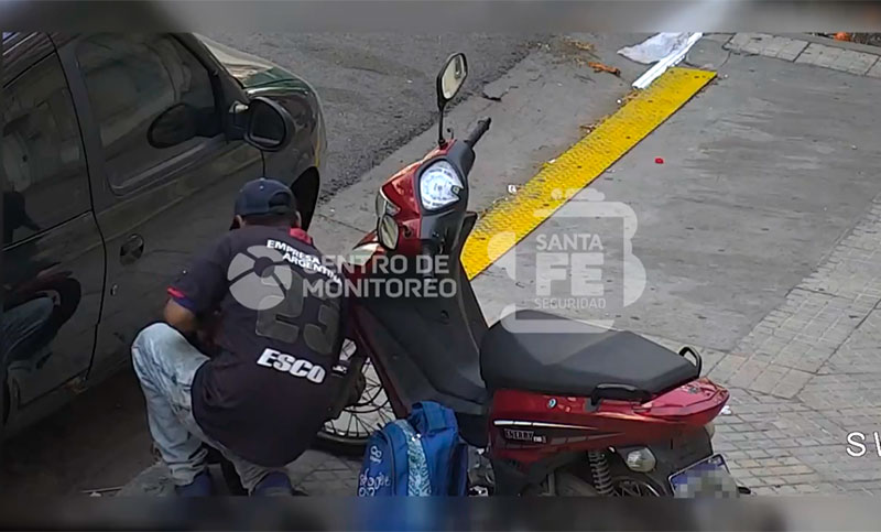 Así atrapaban a un hombre mientras intentaba robar una moto en el centro