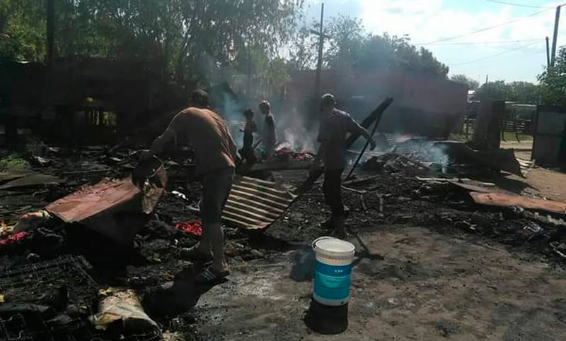 Una familia perdió todo tras el incendio de su casa en zona sur