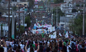 Multitudinaria marcha para empezar a despedir el Encuentro Nacional de Mujeres