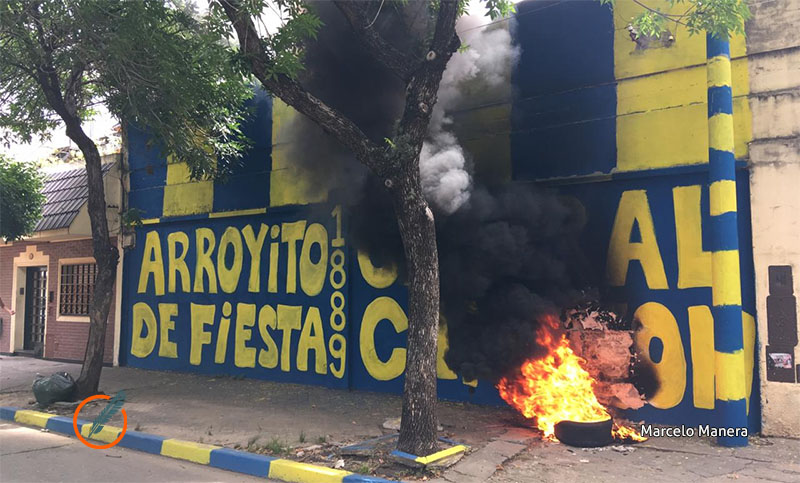 Previa caliente: prendieron fuego neumáticos frente a un mural en Arroyito