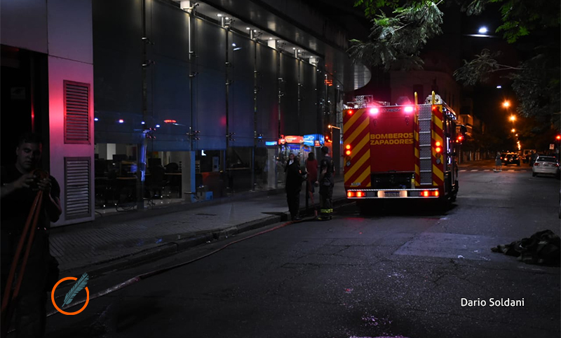 Dramáticas imágenes de un incendio en un departamento céntrico