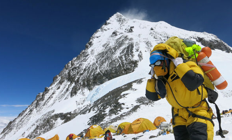 Recuperan cuatro cuerpos y recolectan diez toneladas de basura en el Everest