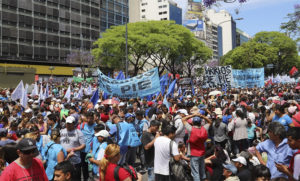 Barrios de Pie reclamó leche frente a oficinas de Mastellone en Puerto Madero