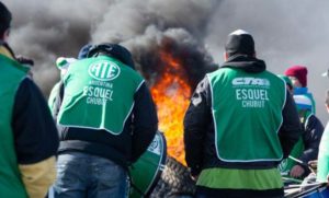 El campo de petróleo más grande del país paralizó su actividad por protestas en Chubut