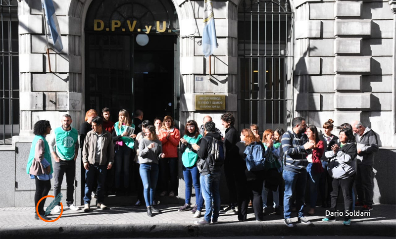 Trabajadores de la Dirección Provincial de Vivienda reclaman pagos adeudados