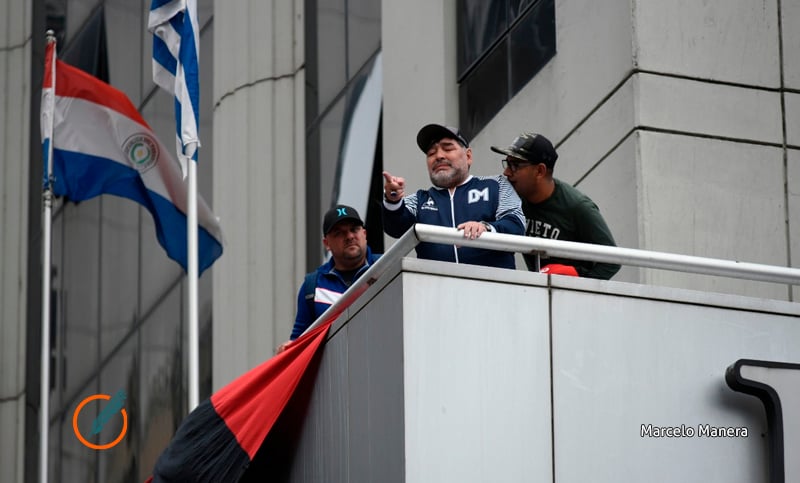 Diego Maradona saludó desde el balcón y cantó con los hinchas leprosos que se acercaron a recibirlo