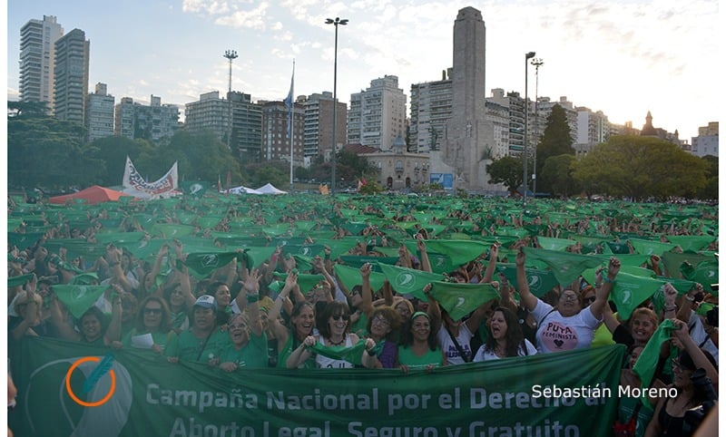 Rosario se sumó al pañuelazo federal para pedir aborto legal, seguro y gratuito 