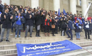 Judiciales y legislativos mantienen una medida de fuerza a la que podrían plegarse los docentes