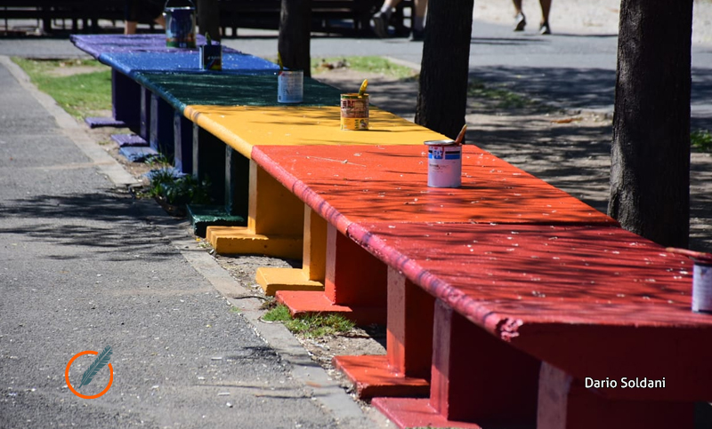 El Paseo de la Diversidad se pintó de “bancos con orgullo”