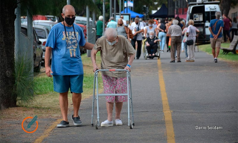 Comenzó la campaña provincial de vacunación a adultos mayores de 90 años