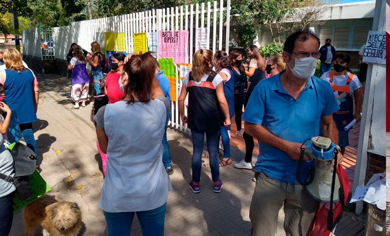 Abrazo solidario en la Escuela Nº 84 para reclamar por falta de agua