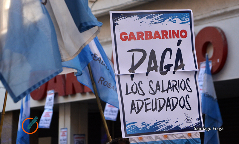Mientras continúa el reclamo, los trabajadores de Garbarino cobraron parte de la deuda