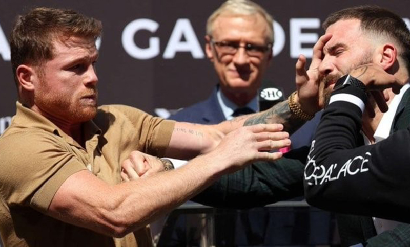 Canelo Álvarez y Plant intercambiaron golpes durante la presentación de la pelea