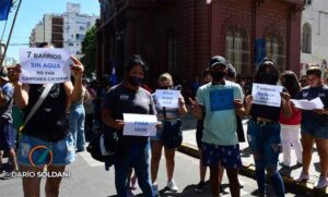 Vecinos de zona oeste protestaron frente a la Municipalidad por falta de agua