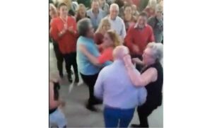 Bailaba cuarteto con otra mujer y su esposa se lo llevó de la oreja