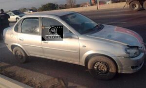 «A la mafia no se la traiciona»: hallaron un auto con un bidón de nafta, una bala y un cartel