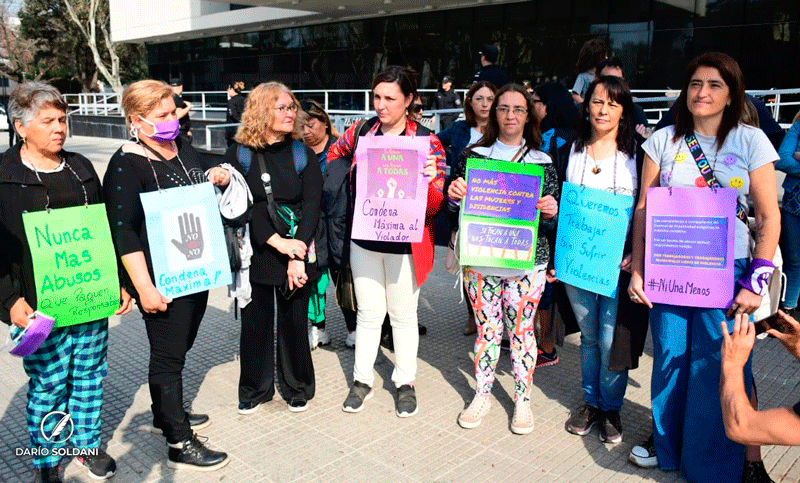 Trabajadoras municipales mostraron su apoyo a la joven abusada en la Secretaría de Control