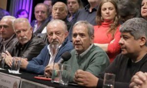 Sindicatos y un amplio abanico de organizaciones marchan hacia Plaza de Mayo por el Día de la Lealtad