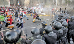 Perú: dos personas murieron en el sur y continúan las protestas en Lima