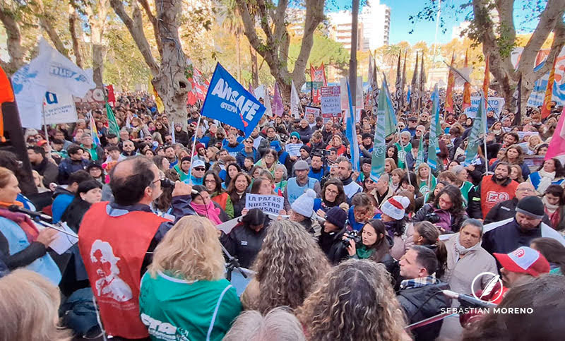 Los docentes marcharon contra la violencia con ásperas protestas contra el Gobierno y “la clase política”