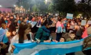 Marcha de las antorchas: multitudinaria protesta docente por reclamo salarial