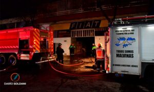 Se incendió un taller en barrio Abasto: estiman que entre seis y ocho autos se prendieron fuego