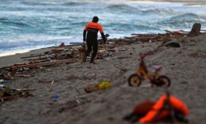 Al menos 30 migrantes desaparecidos tras el naufragio de dos barcos en las costas de Italia