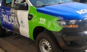 Berisso: seis ladrones le robaron el auto a una mujer para escapar de la policía y la balearon en una pierna