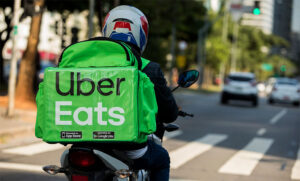 Plataformas de delivery de Nueva York deberán pagar un salario mínimo a los repartidores