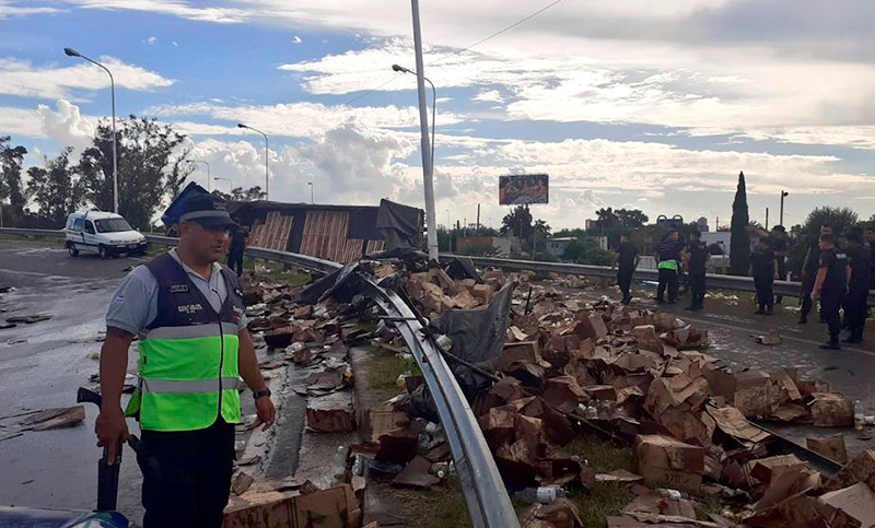 Volcó un camión cargado de cajas de aceite, los vecinos se llevan la mercadería