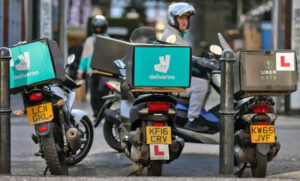 Repartidores de Deliveroo, Uber Eats y Amazon hacen huelga en Londres y otras ciudades del Reino Unido