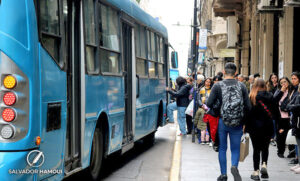 Los colectiveros retoman su actividad después del mediodía y se normaliza el servicio de transporte